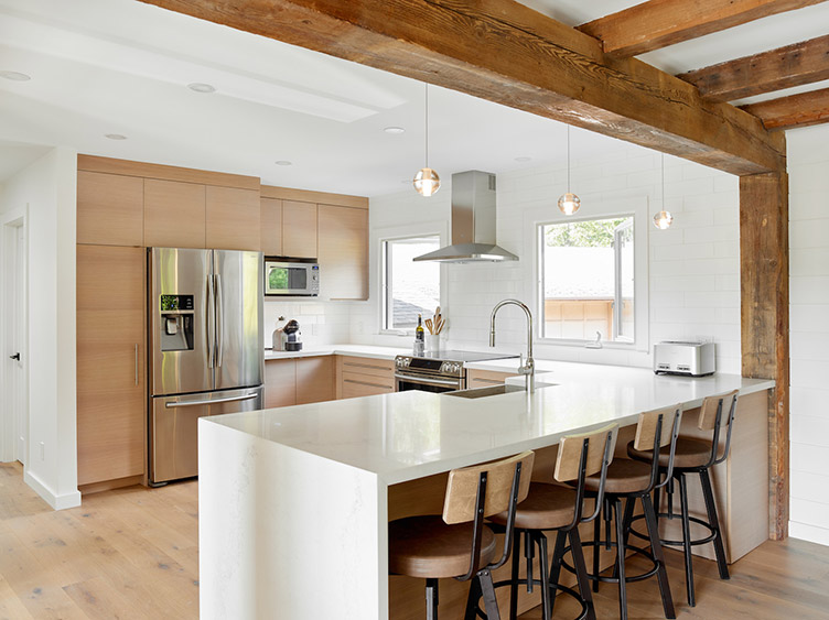 alt="hockey valley-renovation chalet-modern design-open concept kitchen"